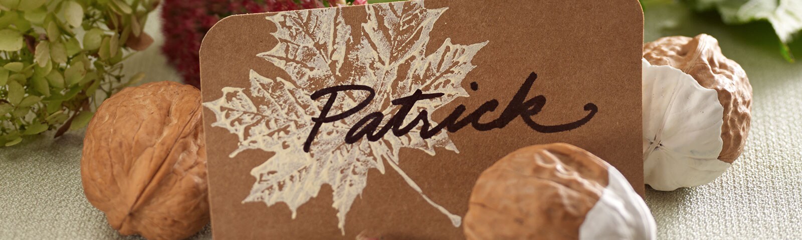 Name cards with walnuts as decoration